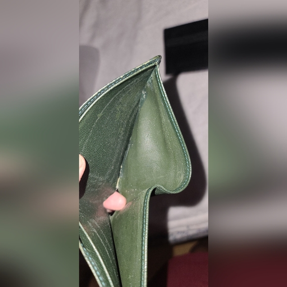 Louisvuitton taiga bifold wallet - Picture 9 of 10